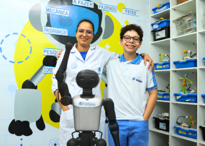 Colégio Visão Recife | Escola em Recife | Colégio Recife | Notícia | Colégio Visão aposta em robô humanoide para aproximar alunos das novas tecnologias